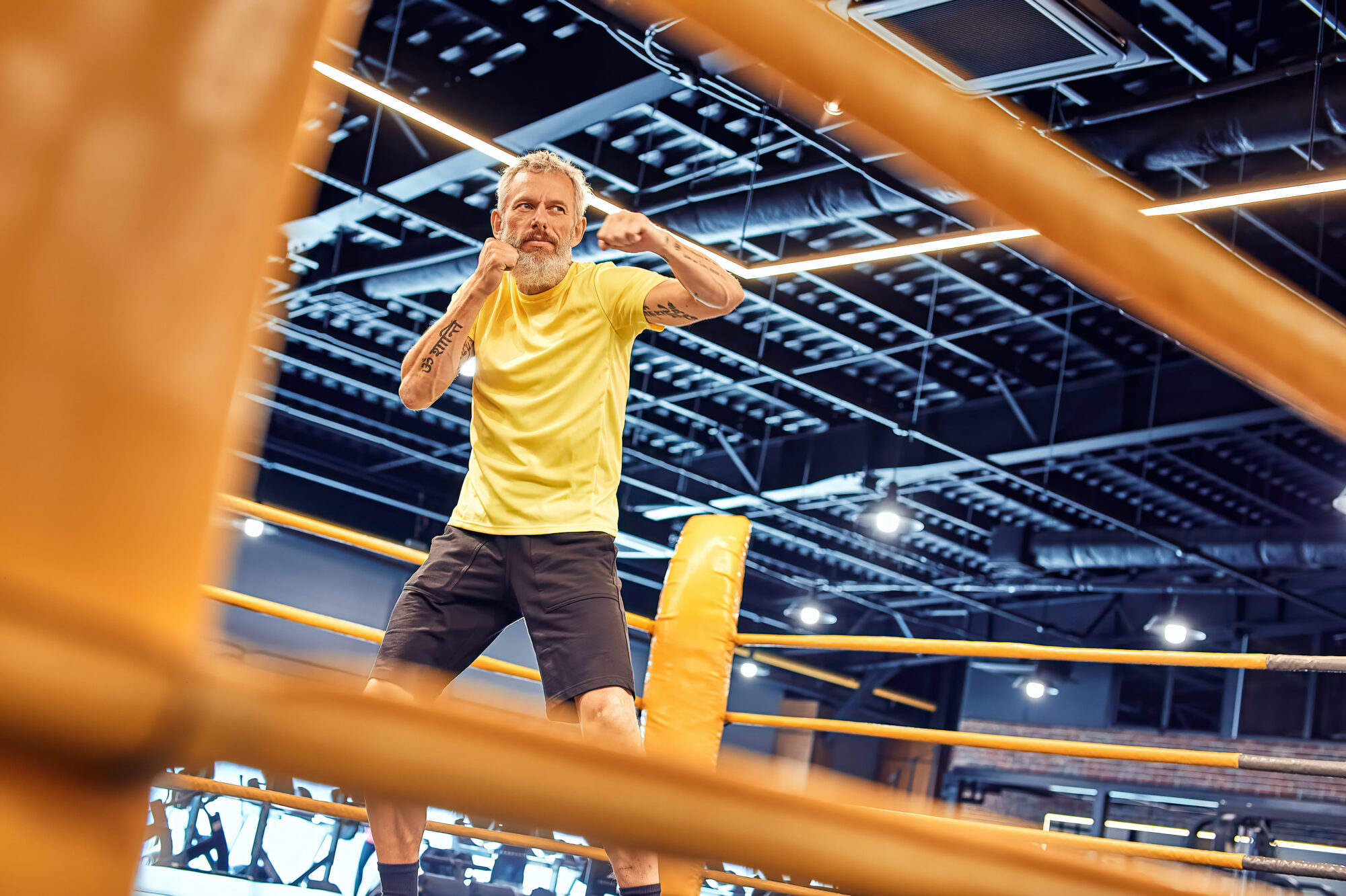 exercício físico na terceira idade blog fifty fight homem mais velho praticando exercícios em um ringue de boxe