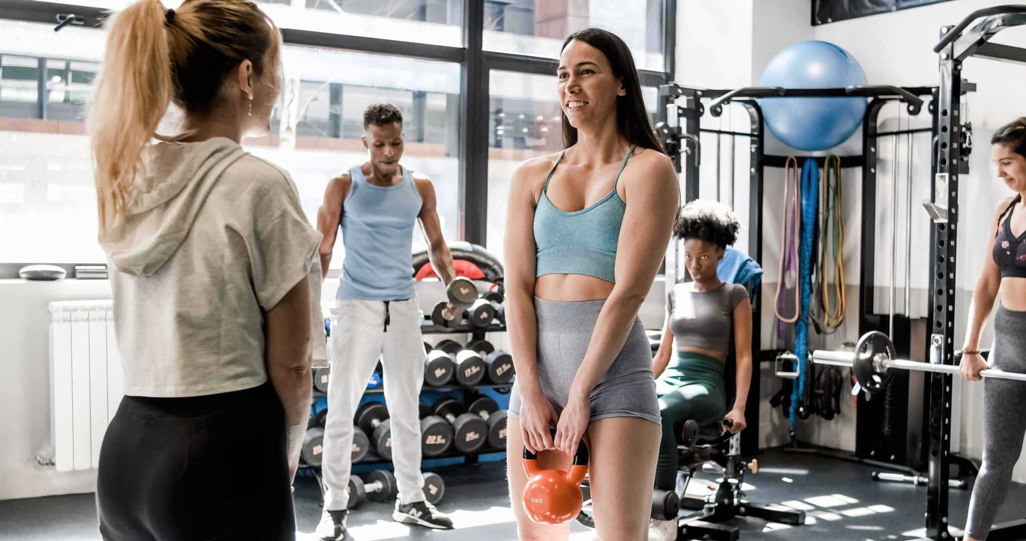 benefícios do cardio blog fifty fight pessoas jovens se exercitando