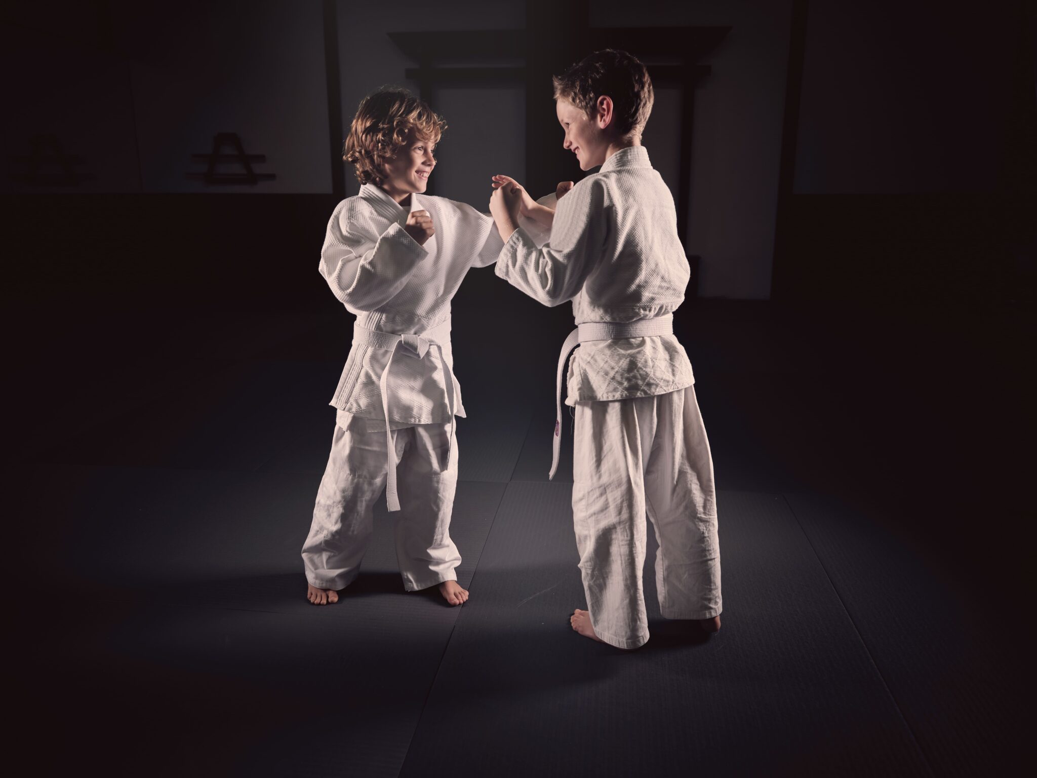 idade ideal para iniciar jiu jitsu blog fifty fight meninos lutando artes marciais