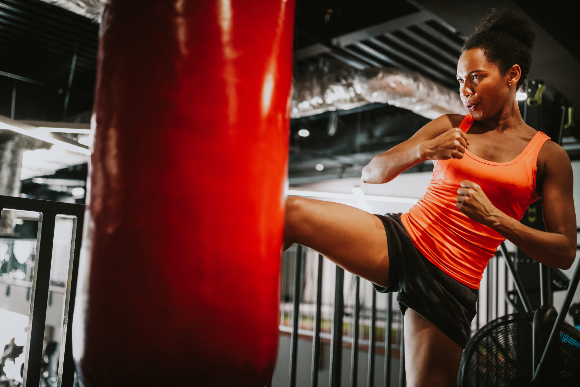 kickboxing feminino fifty fight mulher praticando luta